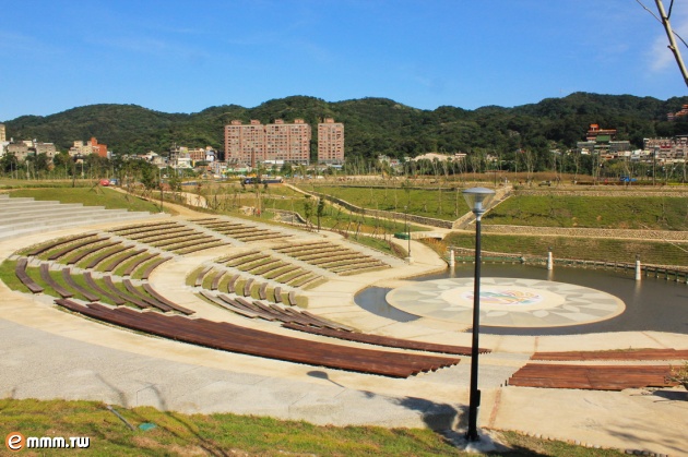 最后相衔半圆弧形阶梯环叠而成